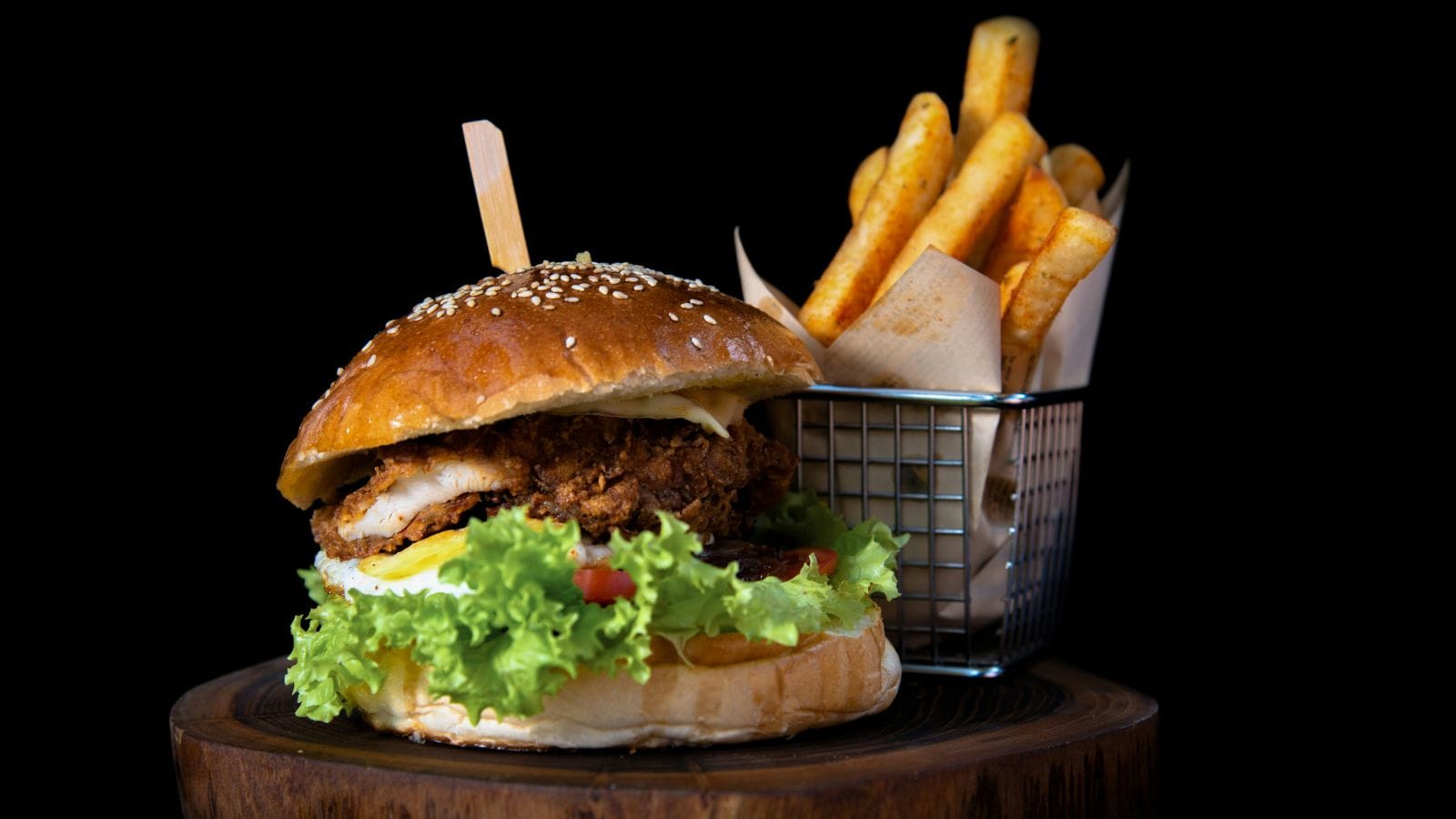 Křupavý kuřecí burger s hranolky
