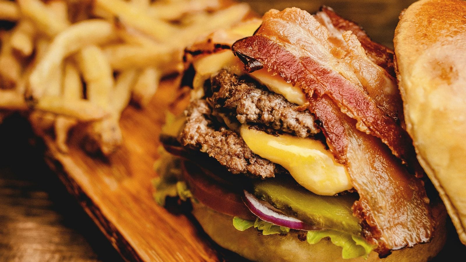 Burger se slaninou a sýrem zblízka