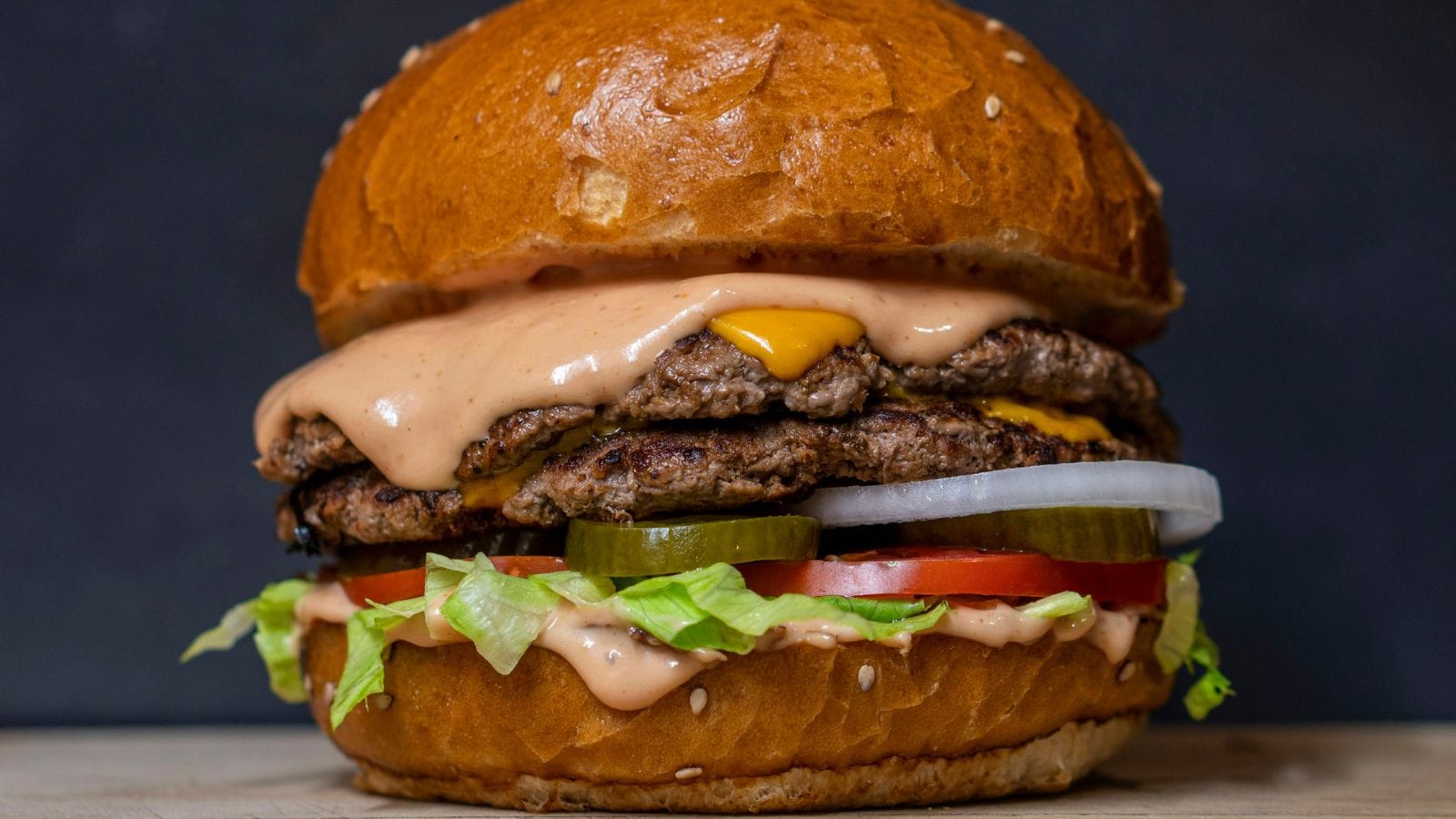 Burger se speciální omáčkou a zeleninou