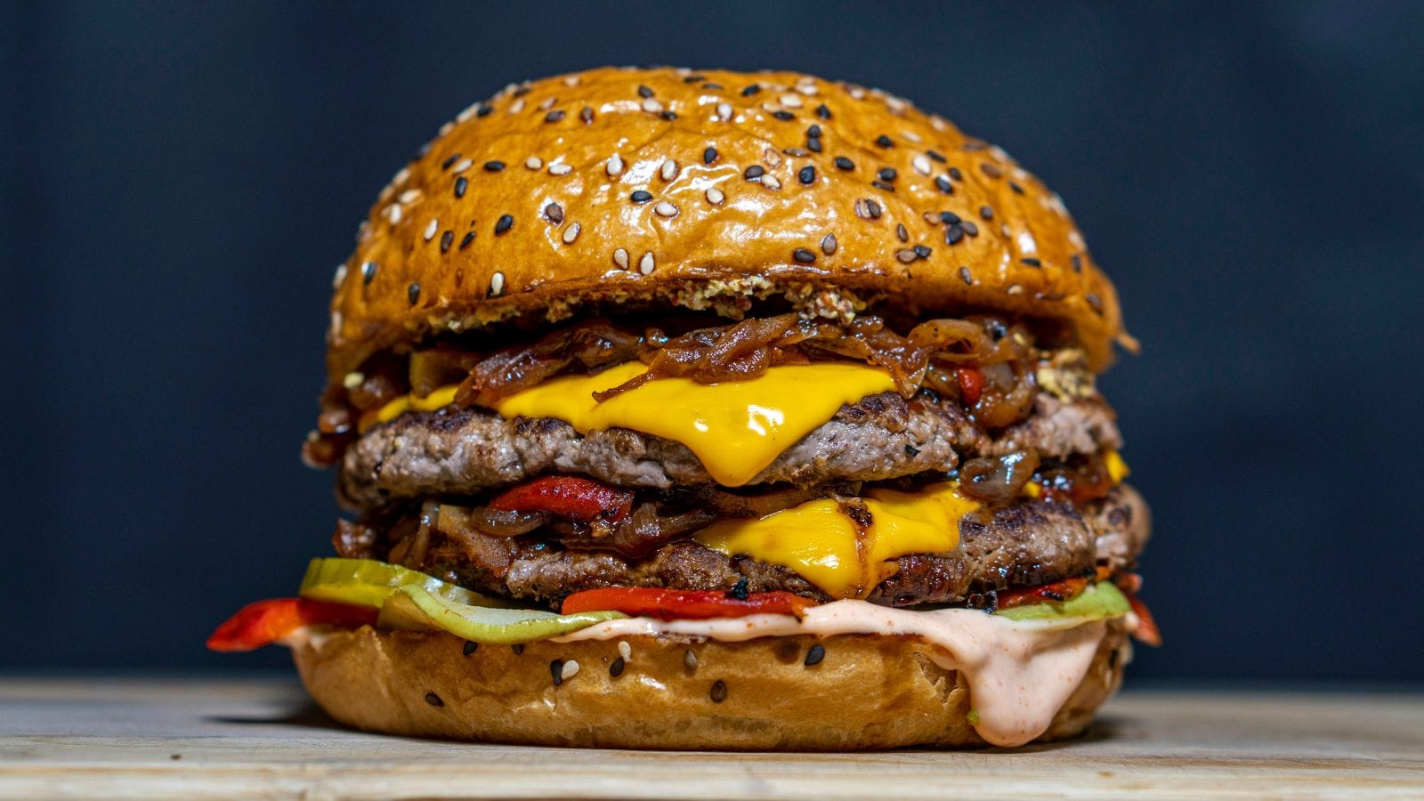 Double cheeseburger s karamelizovanou cibulkou
