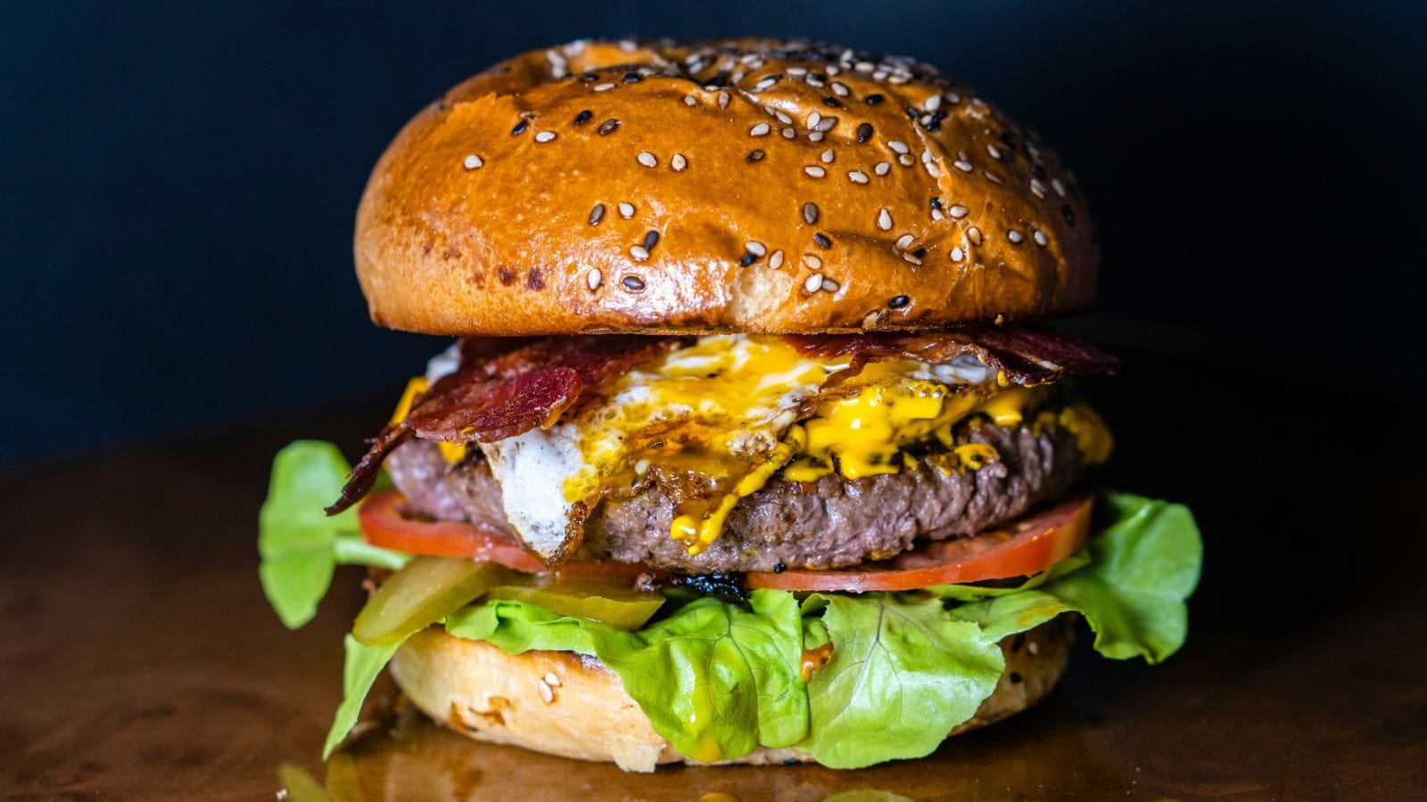 Burger s čedarem a slaninou