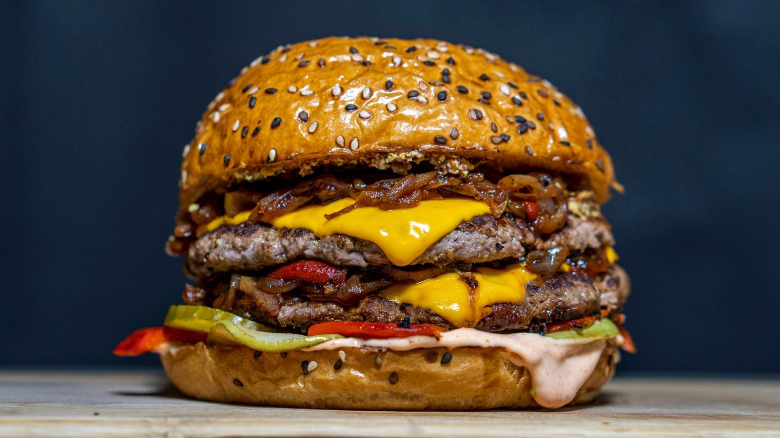 Double cheeseburger s karamelizovanou cibulkou